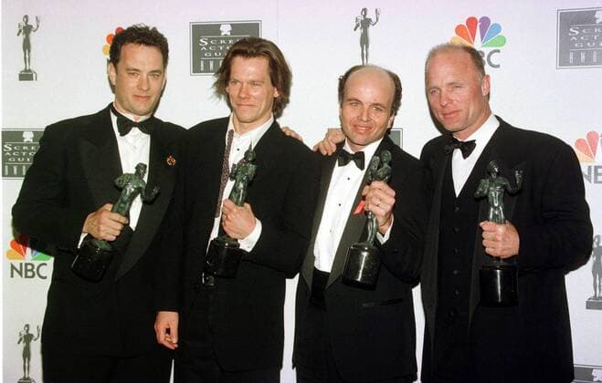 Glückliche Preisträger auf der 2nd Annual Screen Actors Guild Awards in Santa Monica (v.li.) Schauspieler Tom Hanks, Kevin Bacon, Clint Howard und Ed Harris (alle USA) -  (LAP96022413)
