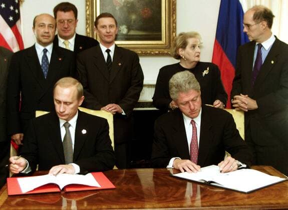 Präsident Bill Clinton (re., USA) und Präsident Vladimir Putin (RUS) bei der Unterzeichnung eines Vertrages in New York  WAX2000090601