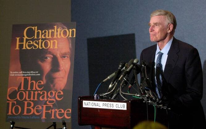 Schauspieler Charlton Heston (USA) stellt in Washington D.C. sein neues Buch - The Courage To Be Free - vor  WAP2000090805