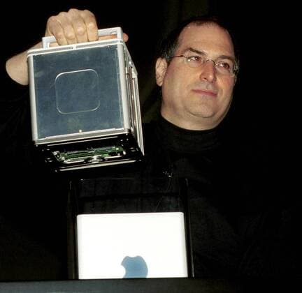 Steve Jobs (USA CEO von Apple) stellt den G4 cube computer in New York City bei der Macworld conference vor  (NYP2000071902)
