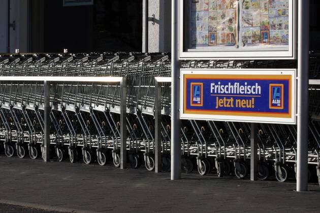 Werbung für Frischfleisch an einer ALDI-Süd-Filiale im hessischen Florstadt