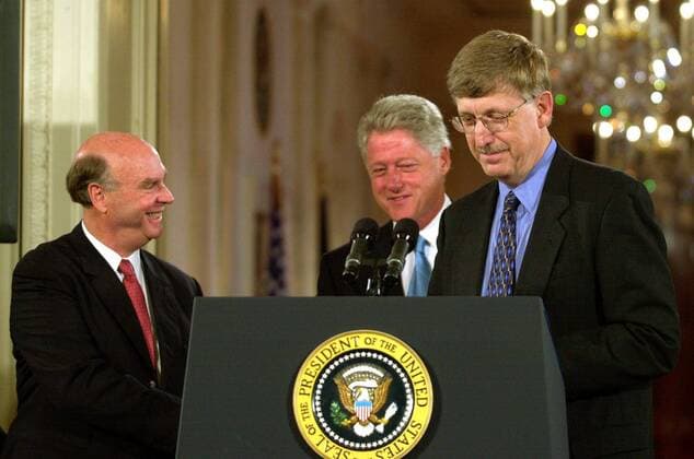 Präsident Bill Clinton (Mitte, USA), Dr. Craig Venter (li., USA President and Chief Scientific Officer of Celera Genomics Corporation) und Dr. Francis Collins (USA Director of the National Institutes of Health) während einer Pressekonferenz anlässlich des - Human Genome Projekt - in Washington D.C.  wap2000062610
