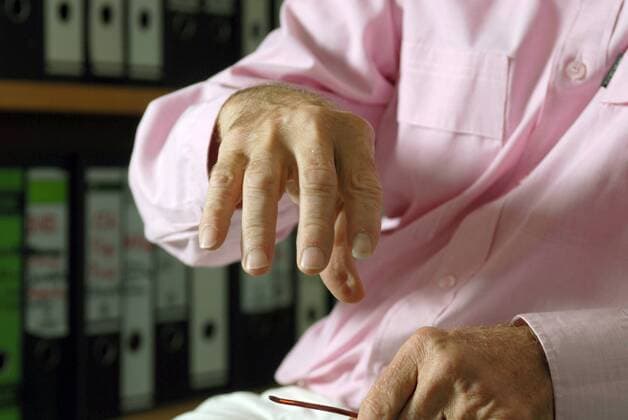 Hand von Hans-Christian Ströbele (GER Stellvertretender Fraktionsvorsitzender Bündnis 90 Die Grünen) in seinem Büro in Berlin