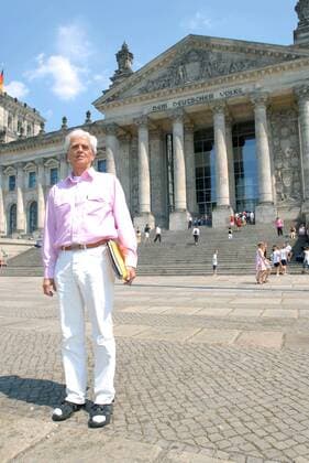 Hans-Christian Ströbele (GER Stellvertretender Fraktionsvorsitzender Bündnis 90 Die Grünen) vor dem Reichstag in Berlin