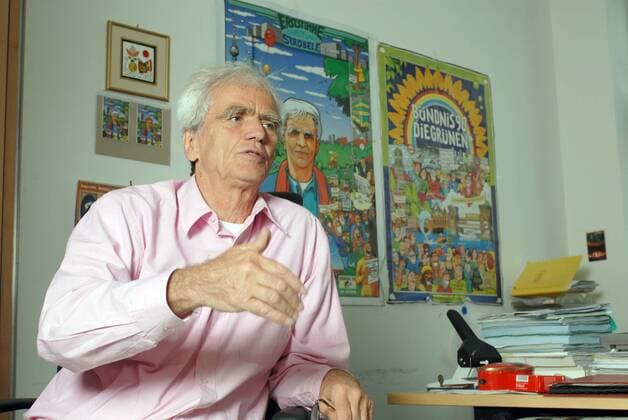 Hans-Christian Ströbele (GER Stellvertretender Fraktionsvorsitzender Bündnis 90 Die Grünen) in seinem Büro in Berlin