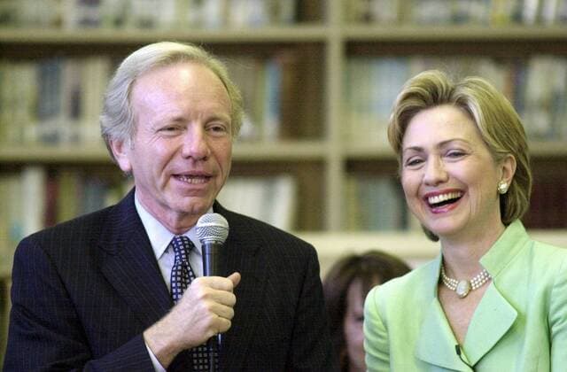 Vizepräsidentschaftskandidat Joseph Lieberman und Präsidentengattin Hillary Rodham Clinton (beide USA Demokraten) stellen sich Fragen von Schülern der Mark Twain Middle School in Brooklyn  (NYP2000091516)