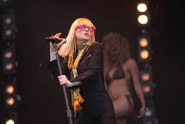 Sängerin Alison Goldfrapp (GBR Goldfrapp) während eines Konzerts im Rahmen des Festivals - T in the Park 2006 - in Balado, Schottland - 