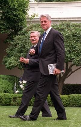 Präsident Bill Clinton (re., USA) und Lech Walesa (POL) in Washington D.C. -  (WAP96060303)
