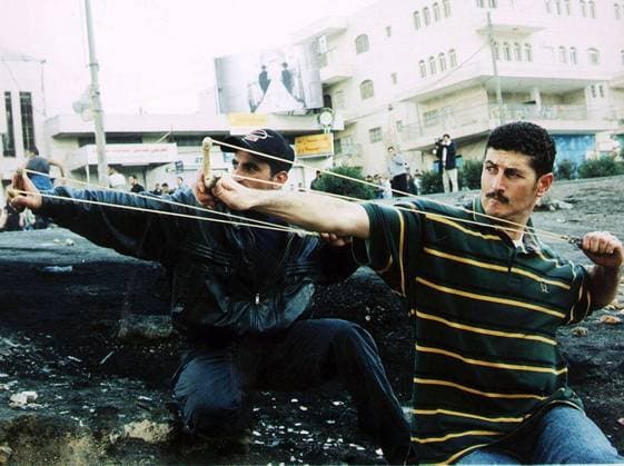 Palästinenser mit Schleudern während eines Straßenkampfes in Ramallah  ram2000102801