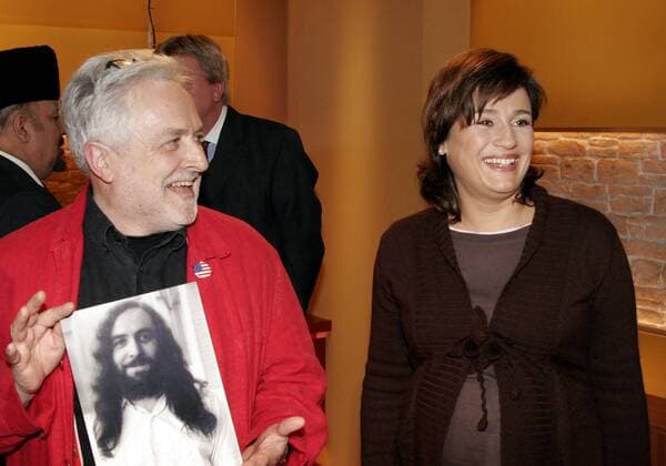Journalist Henryk M. Broder mit einer Fotografie ais Jugendjahren und Fernsehmoderatorin Sandra Maischberger (beide GER) während der ARD-Talkshow - Menschen bei Maischberger - in Berlin