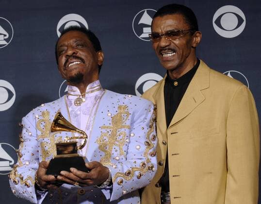 Preisträger Ike Turner (li., USA Musiker) mit Trophäe und Sohn Ike Turner Jr. (USA) anlässlich der 49. Grammy Awards in Los Angeles -  (LAP2007021146)