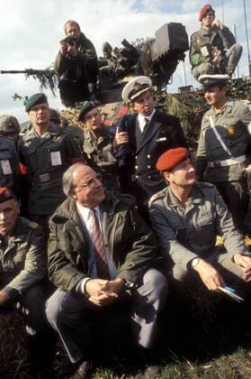 Bundeskanzler Helmut Kohl (vorn Mitte, GER CDU) besucht Soldaten der Deutschen Bundeswehr anlässlich eines Manövers der NATO