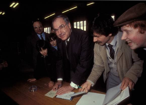 Bundeskanzler Helmut Kohl (3.v.re., GER CDU) im Wahllokal in Oggersheim anlässlich der deutschen Bundestagswahlen