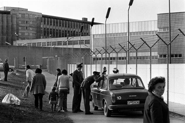 Wachposten vor der Justizvollzugsanstalt Stuttgart-Stammheim