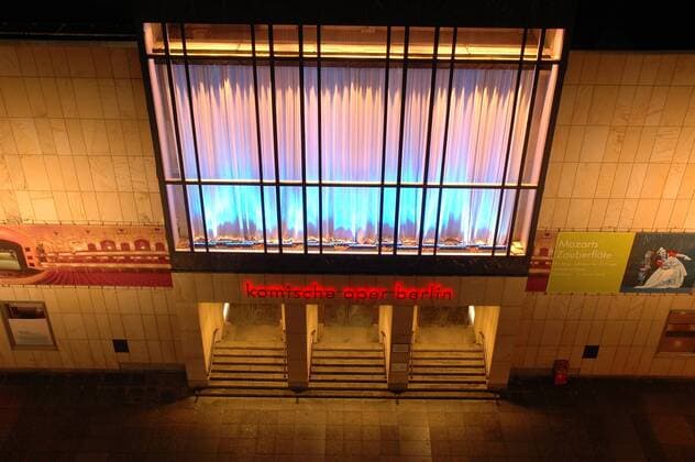 Beleuchteter Eingangsbereich der Komischen Oper in Berlin
