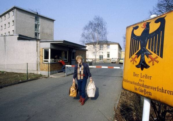 Aussiedler aus der DDR bei seiner Ankunft im Grenzdurchgangslager Friedland