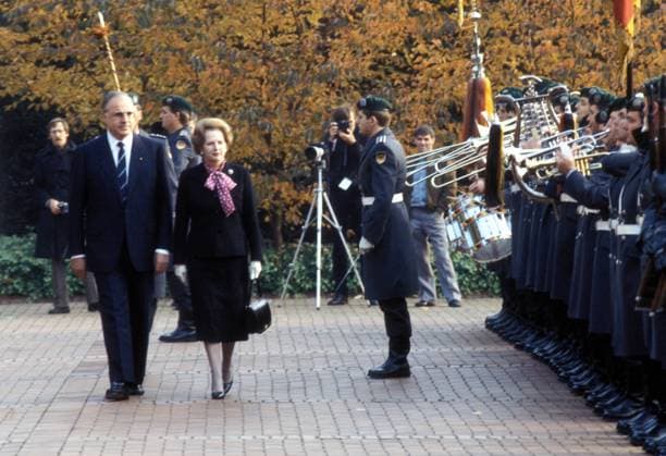 Bundeskanzler Helmut Kohl (li., GER CDU) empfängt Premierministerin Margaret Thatcher (Mitte, GBR) im Kanzleramt in Bonn