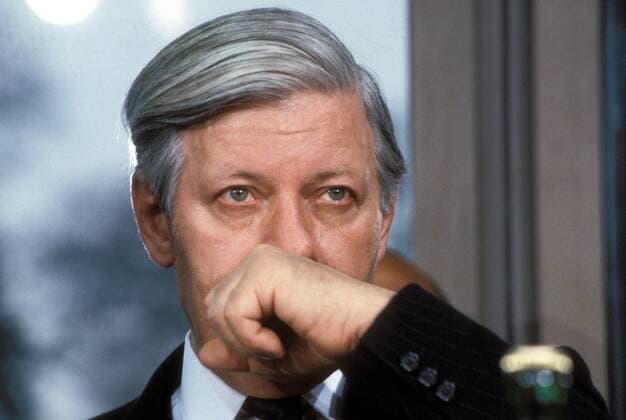 Bundeskanzler Helmut Schmidt (GER SPD) nimmt eine Priese Schnupftabak während einer Sitzung des Bundeskabinetts in Bonn