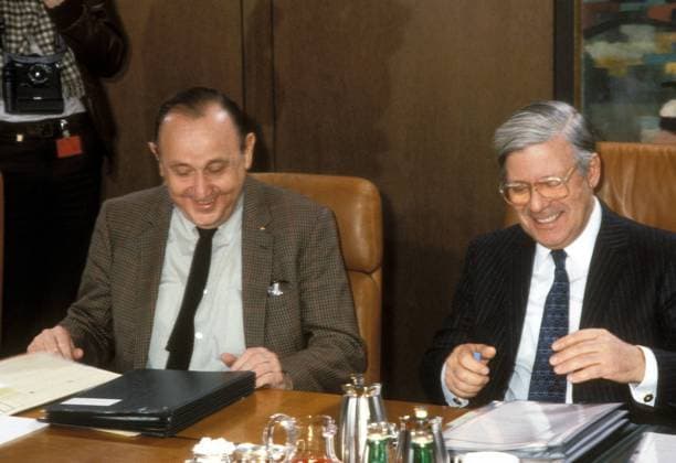 Bundeskanzler Helmut Schmidt (re., GER SPD) und Bundesaußenminister Hans-Dietrich Genscher (GER FDP) während einer Sitzung des Bundeskabinetts in Bonn