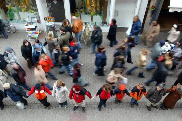 Menschen demonstrieren gegen den Irakkrieg - Esslingen