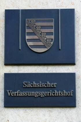 Sächsisches Landeswappen über einem Schild mit dem Schriftzug - Sächsischer Verfassungsgerichtshof - in Leipzig