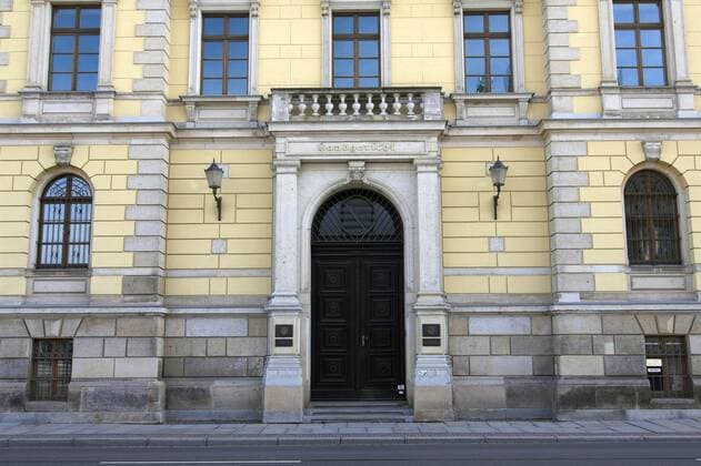 Eingang von Landgericht und sächsischem Verfassungsgerichtshof in Leipzig