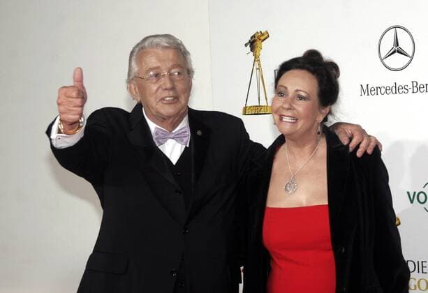 Moderator Dieter Thomas Heck mit seiner Ehefrau Ragnhild (beide GER) anlässlich der 42. Verleihung der goldenen Kamera in Berlin