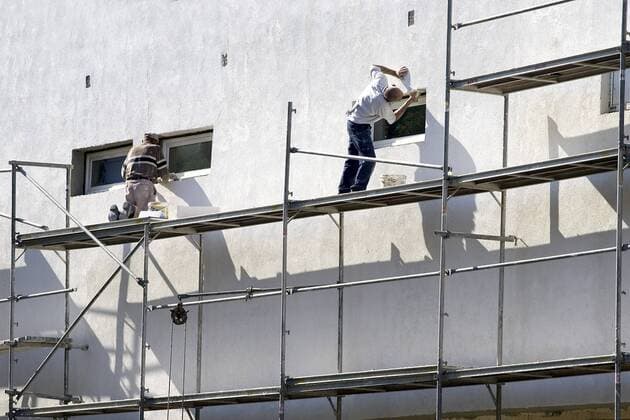 Maler bei Außenarbeiten an einer Fassade (iblsgr00127253)