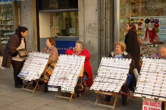 Einheimische Frauen verkaufen in den Straßen von Madrid Lose (iblwst00141425)