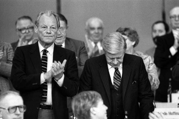 Bundeskanzler Helmut Schmidt (Mitte re., GER SPD) und Willy Brandt (Mitte li., GER SPD Bundesvorsitzender) anlässlich des SPD Bundesparteitages in München