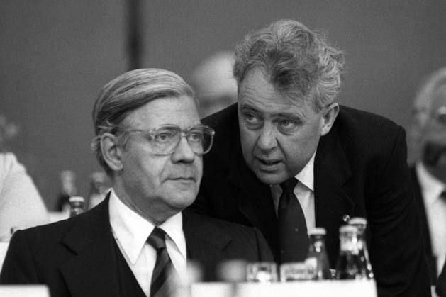 Bundeskanzler Helmut Schmidt (li., GER SPD) und Hans Apel (re., GER SPD MdB) anlässlich des SPD Bundesparteitages in München