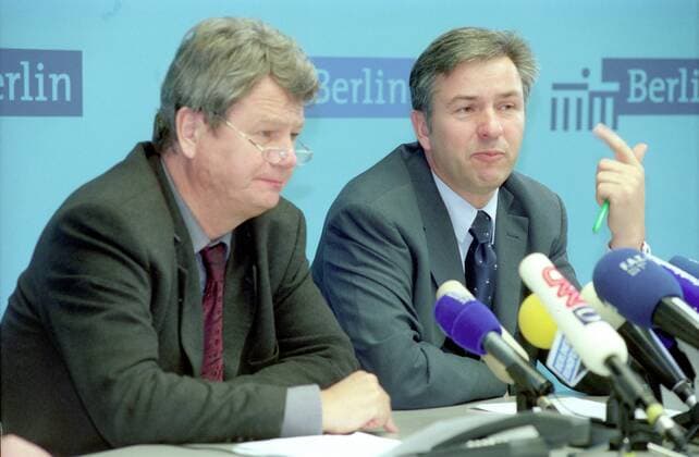 Klaus Wowereit (re., GER SPD Regierender Bürgermeister von Berlin) und Wolfgang Wieland (GER Bündnis 90 Die Grünen Bürgermeister und Justizsenator Berlin) anlässlich eines Pressetermins in Berlin