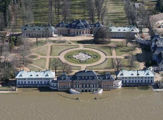 Elbhochwasser - Schloss Pillnitz bei Dresden während des Hochwassers der Elbe - !ACHTUNG LUFTAUFNAHME! 100% HONORARAUFSCHLAG!