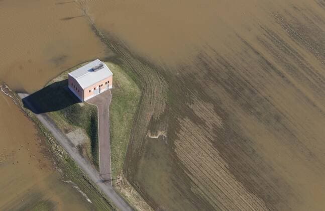 Elbhochwasser - Haus auf einem Hügel bei Dresden ist vom Hochwasser beinahe eingeschlossen - !ACHTUNG LUFTAUFNAHME! 100% HONORARAUFSCHLAG!