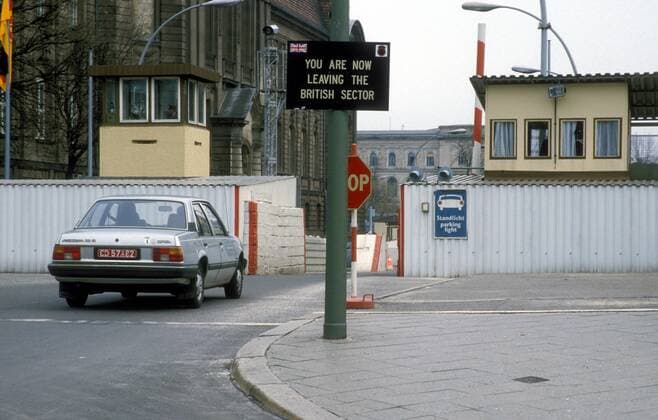 Auto nähert sich dem DDR-Kontrollpunkt Invalidenstraße der innerdeutschen Grenze in Berlin