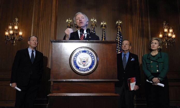 Joe Lieberman (Mitte, USA Demokraten Senator Connecticut) während einer Rede mit Lamar Alexander (li., USA Republikaner Senator Tennessee), Ted Stevens (2.v.re., USA Republikaner Senator Alaska) und Kay Bailey Hutchinson (re., USA Republikaner Senatorin Texas) anlässlich einer Konferenz zum America Competes Act in Washington D.C.-  - WAP20070305344