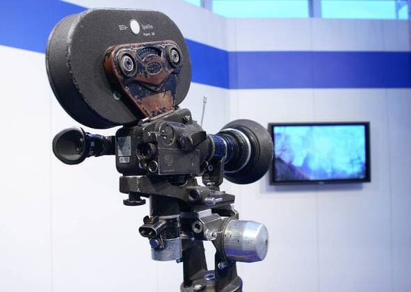 Alte DEFA-Filmkamera als Dekoration am Stand der Firma Wodtke während der Internationalen Fachmesse für Gebäude- und Energietechnik in Frankfurt am Main
