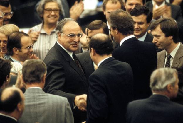 Bundeskanzler Helmut Kohl (GER CDU) wird von Bundestagsabgeordneten zu seiner Wahl zum Bundeskanzler beglückwünscht - Bonn