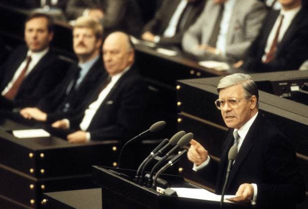 Bundeskanzler Helmut Schmidt (re., GER SPD) spricht in Folge eines konstruktiven Misstrauensvotums gegen seine Person im Deutschen Bundestag in Bonn