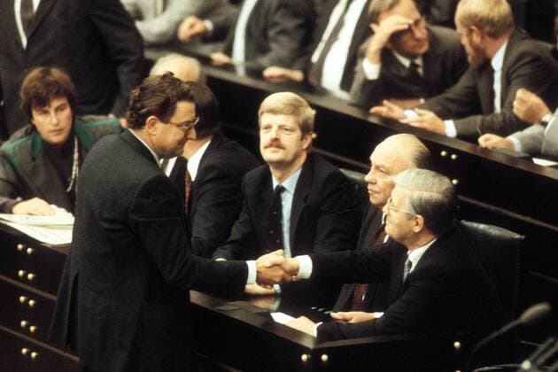 Innenminister Gerhart Baum (li., GER FDP) verabschiedet den ehemaligen Bundeskanzler Helmut Schmidt (GER SPD) im Deutschen Bundestag in Bonn, daneben Finanzminster Manfred Lahnstein (Mitte, GER SPD)