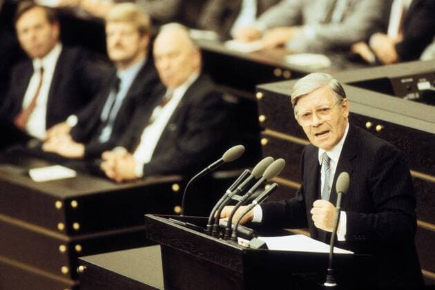 Bundeskanzler Helmut Schmidt (GER SPD) anlässlich seiner Rede in Folge eines konstruktives Misstrauensvotums gegen ihn im Deutschen Bundestag in Bonn