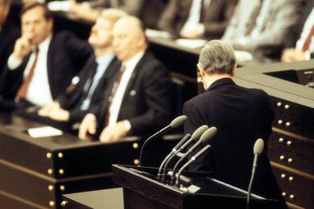 Bundeskanzler Helmut Schmidt (GER SPD) anlässlich seiner Rede in Folge eines konstruktives Misstrauensvotums gegen ihn im Deutschen Bundestag in Bonn