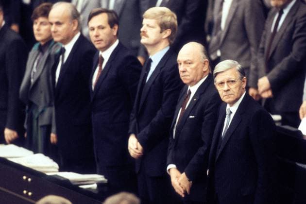 Bundeskanzler Helmut Schmidt (re., GER SPD) mit seinem Kabinett anlässlich einer Abstimmung über ein konstruktives Misstrauensvotums gegen ihn im Deutschen Bundestag in Bonn, li. daneben sein Stellvertreter Egon Franke und Finanzminister Manfred Lahnstein (beide GER SPD)
