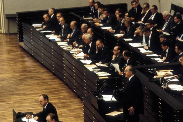 Bundeskanzler Helmut Kohl (GER CDU) während seiner Antrittsrede als Bundeskanzler im Bundestag in Bonn