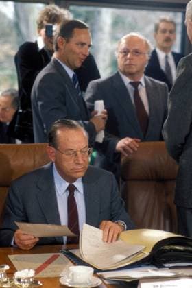 Bundesinnenminister Friedrich Zimmermann (vorn, GER CSU), Wolfgang Schäuble (GER CDU Bundesminister für besondere Aufgaben) und Norbert Blüm (re., GER CDU Bundesarbeitsminister) anlässlich einer Sitzung in Bonn