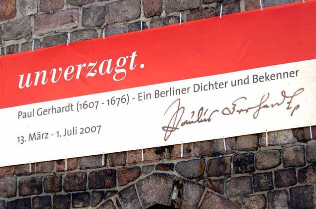 Schriftzug - unverzagt. Paul Gerhardt (1607–1676) – Ein Berliner Dichter und Bekenner - an der Nikolaikirche in Berlin