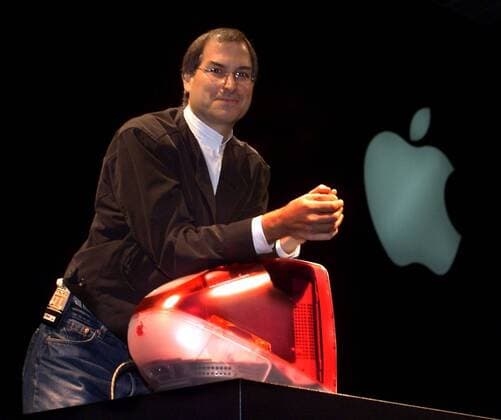 Steve Jobs (USA CEO Apple Computer Inc.) lehnt auf einem rotem iMAC während seiner Vortrages bei der Computermesse - MacWorld - in San Francisco  (SXP99010501)
