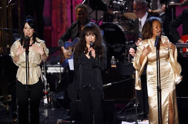 The Ronettes (USA) - V.r.n.l.: Sängerin Nedra Talley, Veronica Spector und Estelle Bennett während der Rock and Roll Hall of Fame Einführungszeremonie in New York City -  (nyp20070310105)