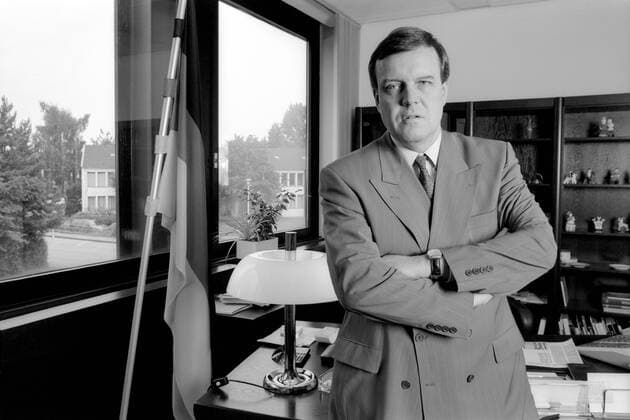 Bundesverteidigungsminister Volker Rühe (GER CDU) in in seinem Büro auf der Hardthöhe in Bonn