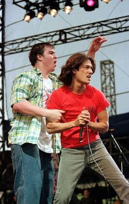 Sänger David Usher (re., USA Moist) und ein Fan anlässlich eines Konzerts während des Edgefest 99 in Vancouver -  (VAN99071412)